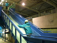 ���v����n���X�̊K�i������I�C���s��w�h�Ќ�����